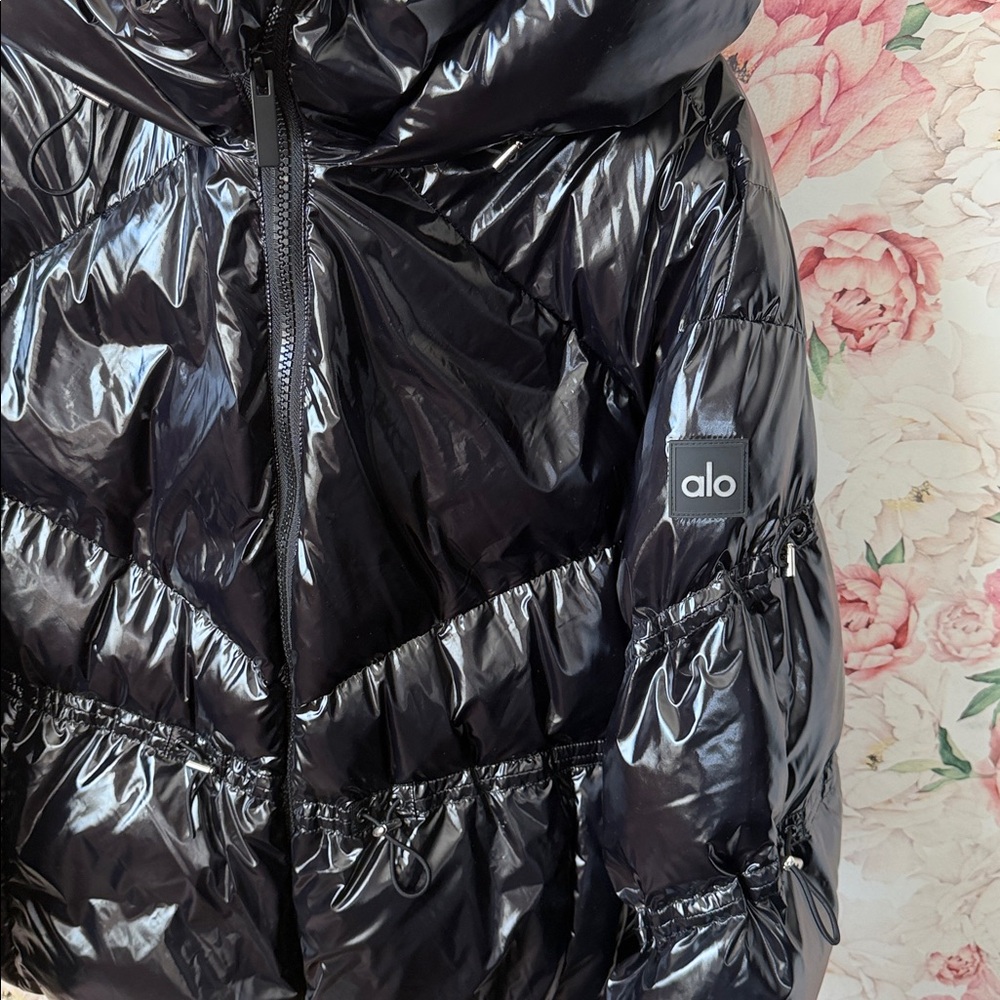 ALO Yoga Glossy Black Puffer Jacket - Picture 9 of 14
